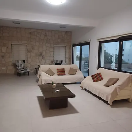 Melissa Hills * איה נאפה